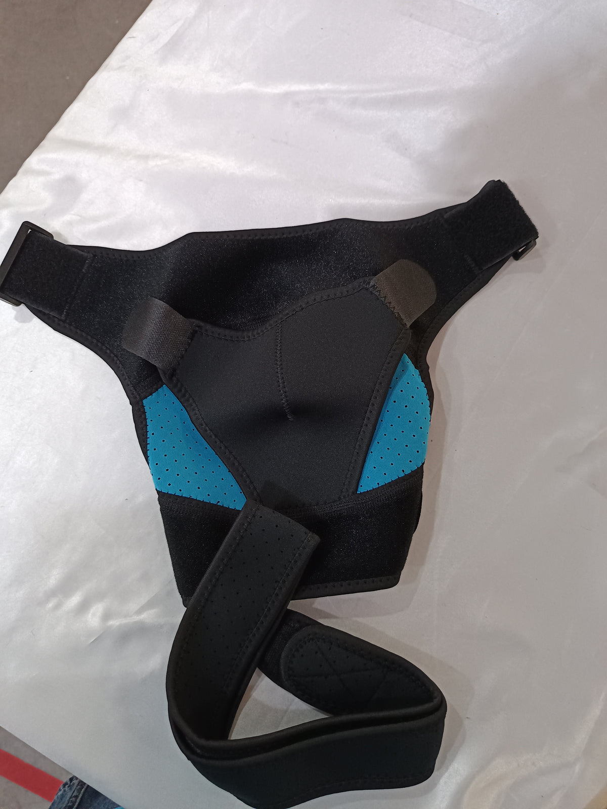 Adjustable breathable sports shoulder support